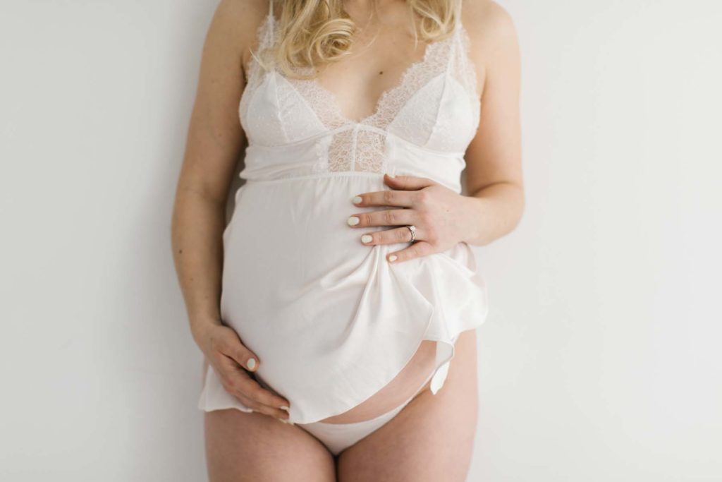 Homer Glen maternity photographer captures belly shot during maternity session