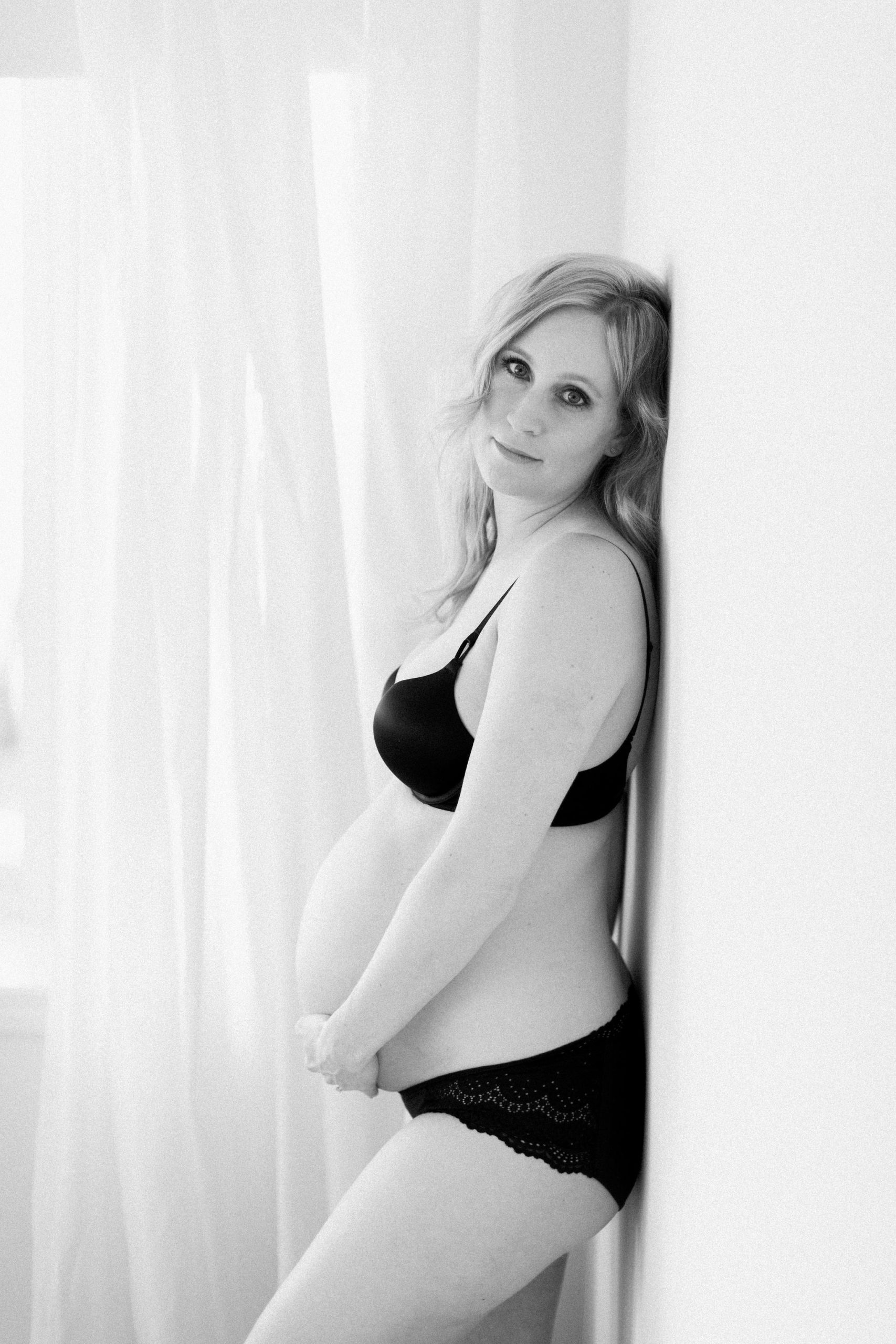 Chicago boudoir photographer documents maternity session 